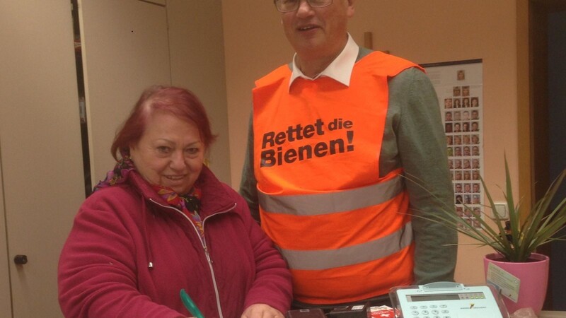 Anne Kufner aus Viechtach schrieb sich am Mittwochnachmittag als Letzte im Viechtacher Rathaus für das Volksbegehren ein. Uwe Schilly, Vorsitzender der Kreisgruppe Regen beim Landesbund für Vogelschutz,freute sich über das große Interesse.