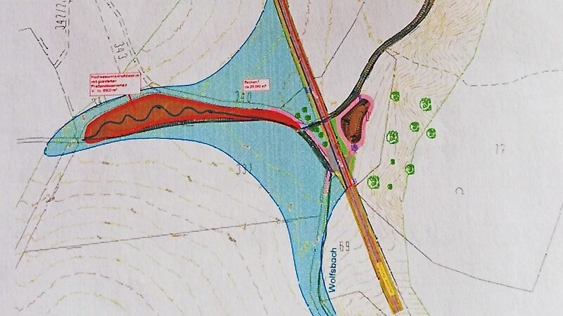Das Bild zeigt blau markiert, das mögliche Rückhaltevolumen, das bei Birnkofen entlang des Wolfsbachs geschaffen werden könnte.  Den Plan stellte Göran Brandhorst von der Firma Sehlhoff vor.
