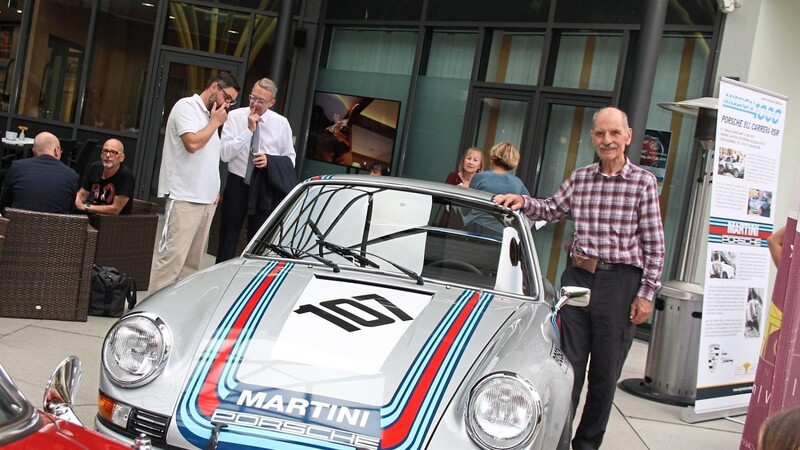 Riesen Überraschung für Rennfahrer Günter Steckkönig: "Sein" Martini-Porsche 911 Carrera stand vor dem City Hotel.
