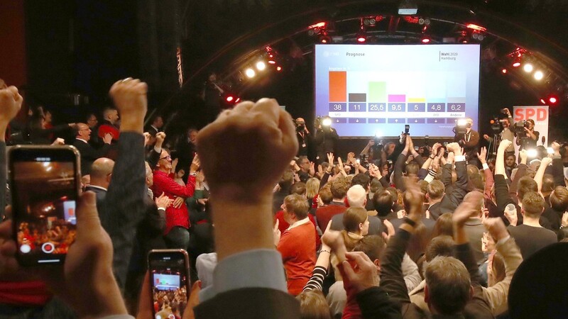 Die SPD kann tatsächlich gewinnen: Anhänger der Sozialdemokraten jubeln nach der ersten Prognose auf der Wahlparty ihrer Partei.