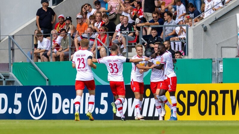 Der SSV Jahn Regensburg hat den 1. FC Köln aus dem Pokal geworfen.