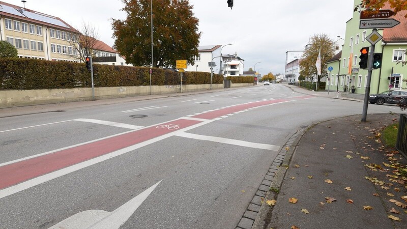 Eine dritte Fußgängerampel wird an der Kolping-Kreuzung eingerichtet. Damit können Fußgänger künftig auf jeder Seite der Kreuzung sicher über die Frontenhausener Straße gehen.
