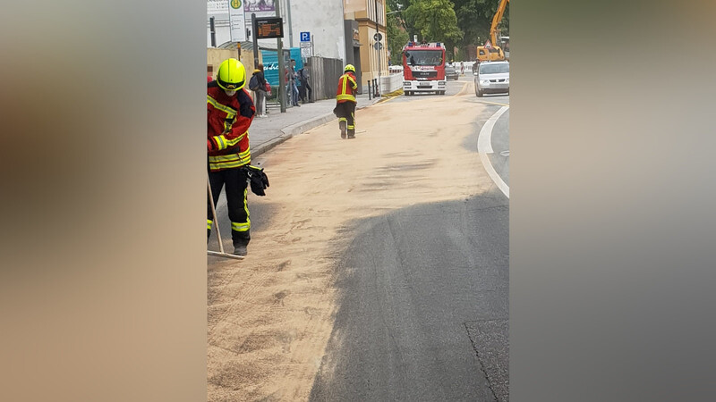 Eine abgerissene Ölwanne hat am Dienstag in Landshut für einen Feuerwehreinsatz gesorgt.