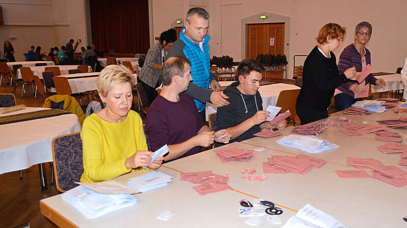 Fleißig werden in der Stadthalle von den vielen Wahlhelfern Stimmen ausgezählt.