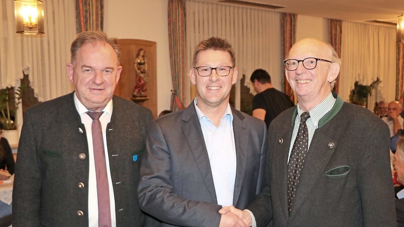 Landtagsabgeordneter Hubert Faltermeier (rechts) und FW-Kreisvorsitzender Christian Nerb (links) gratulierten Helmut Fichtner zu seiner einstimmigen Nominierung zum Bürgermeisterkandidaten.