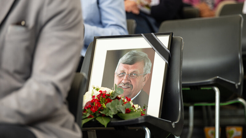 Ein gerahmtes Porträtfoto erinnert am Sonntag auf dem Hessentag in Bad Hersfeld an den erschossenen Kasseler Regierungspräsidenten Walter Lübcke.