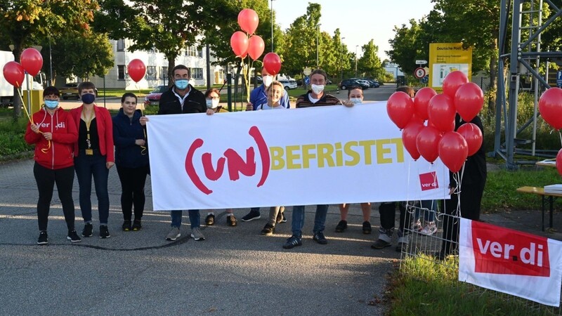 Mit Luftballons gegen befristete Verträge: Die Betriebsgruppe Straubing nahm am Freitag an der Verdi-Aktionswoche teil.