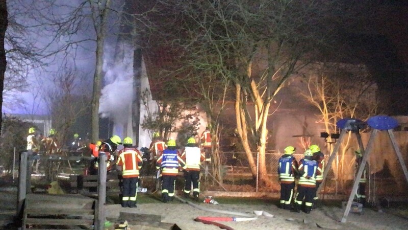 Bei einem Hausbrand in Landshut ist am Donnerstagabend eine Person gestorben.