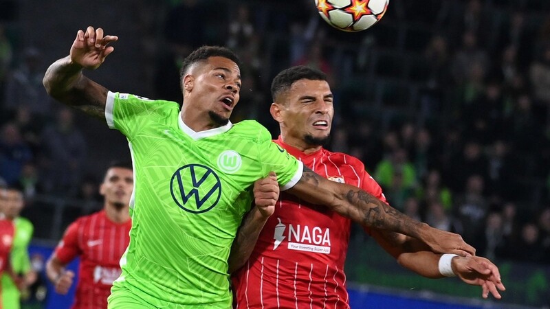Lukas Nmecha (l.) soll für den VfL Wolfsburg für Tore sorgen.