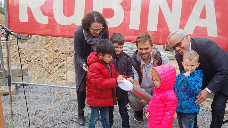 Kinder des Rubina-Kinderhauses bestückten bei der Grundsteinlegung mit den Bürgermeistern Gertrud Maltz-Schwarzfischer (l.) und Jürgen Huber (r.) eine Zeitkapsel.