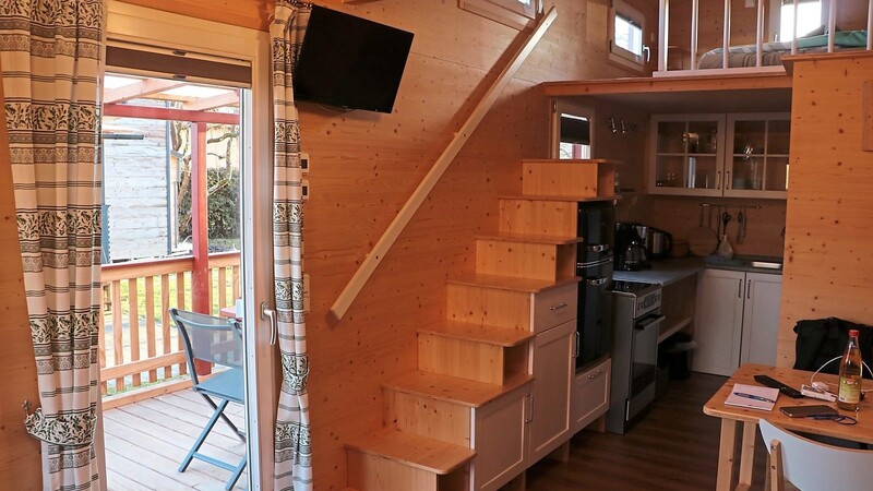 So kann ein Tiny House von innen aussehen. Über eine Treppe, die zugleich auch Stauraum bietet, kommt man ins Schlafzimmer. Darunter befinden sich die Küche und das Badezimmer.