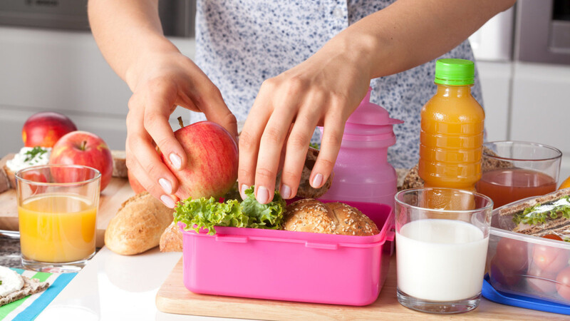 Kraft tanken für den Schultag - eine Brotbox, gefüllt mit leckeren und gesunden Pausensnacks, hilft dabei.