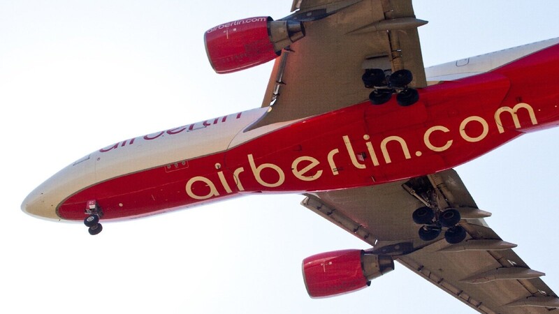 Ein unbekannter Mann hat am Sonntag gedroht, eine Bombe an Bord einer Air-Berlin-Maschine geschmuggelt zu haben.