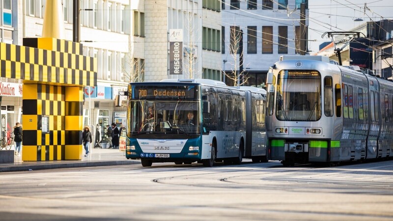 10,413 Milliarden Menschen sind 2019 in Deutschland mit Bussen und Bahnen des Nahverkehrs gefahren.