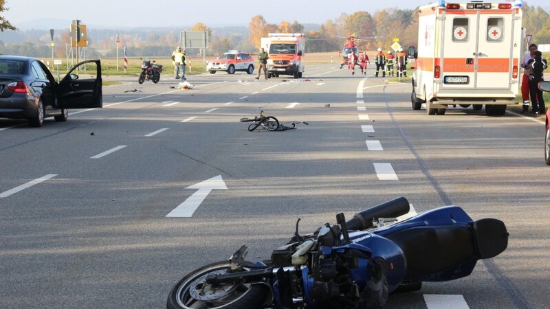 Schlimmer Zusammenstoß unweit von Rhan: Fahrradfahrerin und Motorradfahrer erlitten schwere Verletzungen.