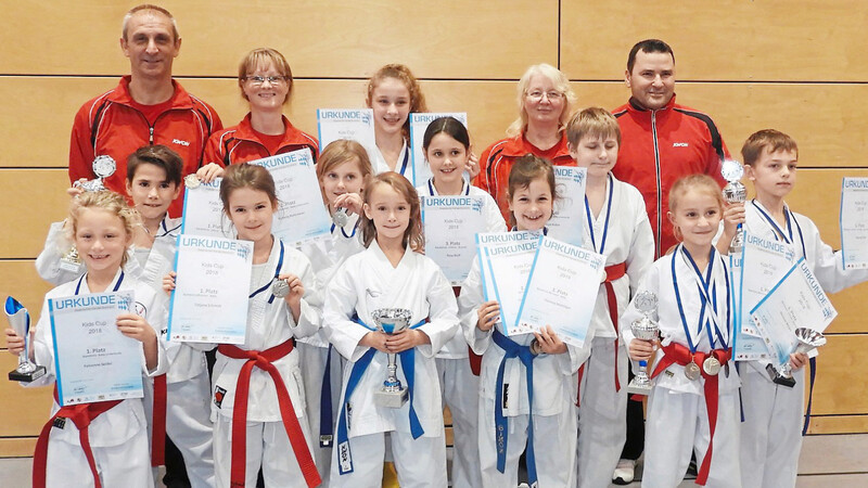 Mit sechs Gold-, vier Silber- und sieben Bronzemedaillen war der Karate-Do Straubing bester Verein. Unser Bild zeigt die erfolgreichen Straubinger Karate-Kids mit ihren Betreuern.