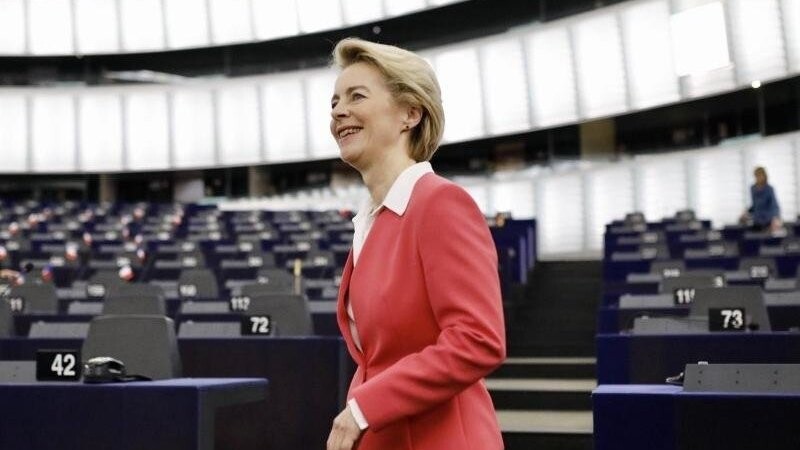 Die künftige EU-Kommissionspräsidentin Ursula von der Leyen (CDU) kommt zur Sitzung des Europäischen Parlaments. Das Parlament stimmt über die neue EU-Kommission ab.