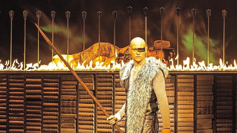 Da brennt es auch mal auf der Bühne: Eine Szene aus "Die Walküre" am Landestheater.