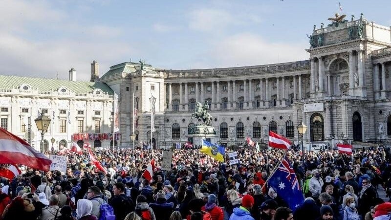 Vor der Wiener Hofburg haben sich Demonstranten gegen die österreichische Corona-Politik versammelt.