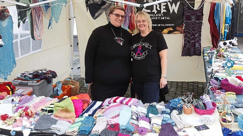 Da hatten sie noch Socken zu verkaufen: Sandra Miethke (rechts) und Angela Hering bei einem Stand beim verkaufsoffenen Sonntag in Moosburg. Jetzt sind die Mädels ausverkauft und können eine Rekordspende ins Hospiz tragen.
