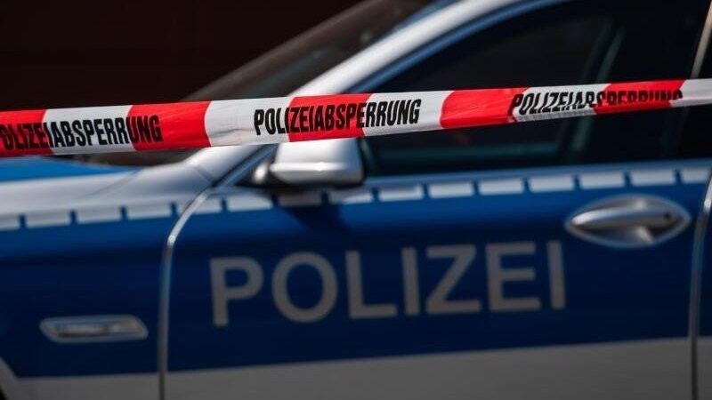 Ein 45-jähriger Mann flüchtete am Mittwochmorgen auf das Dach des Regensburger Amtsgerichts und löste so einen größeren Polizeieinsatz aus. (Symbolbild)