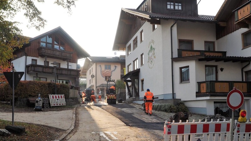 In der Scharebenstraße begannen gestern die Asphaltierungsarbeiten. In dieser und in der nächsten Woche werden etliche Baustellen winterfest gemacht.