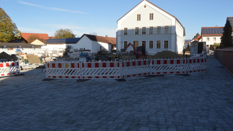 Die Bauarbeiten für den neuen Kirchplatz laufen intensiv weiter.
