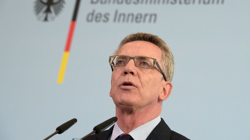 Bundesinnenminister Thomas de Maiziere (CDU) präsentiert am 19.08.2015 in Berlin die neue Prognose für Flüchtlingszahlen in Deutschland.