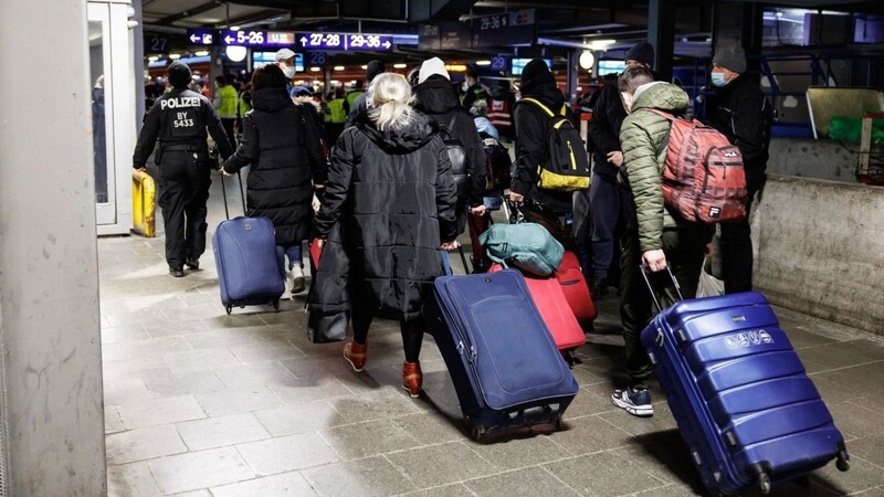 Zahlreiche Flüchtlinge aus der Ukraine gehen nach ihrer Ankunft mit einem Sonderzug am Münchner Hauptbahnhof zur Registrierung.