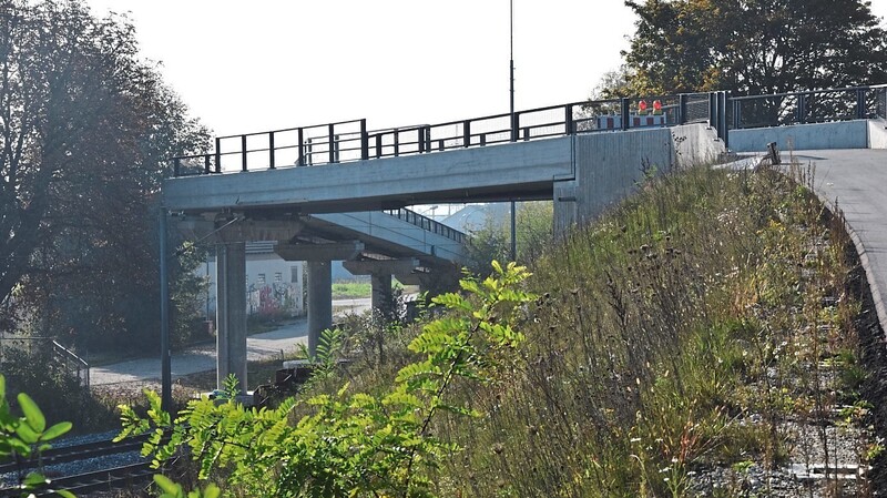 Ein Trauerspiel mit offenem Ende: Wann die Radwegbrücke dem Verkehr übergeben werden kann, ist noch völlig ungewiss.
