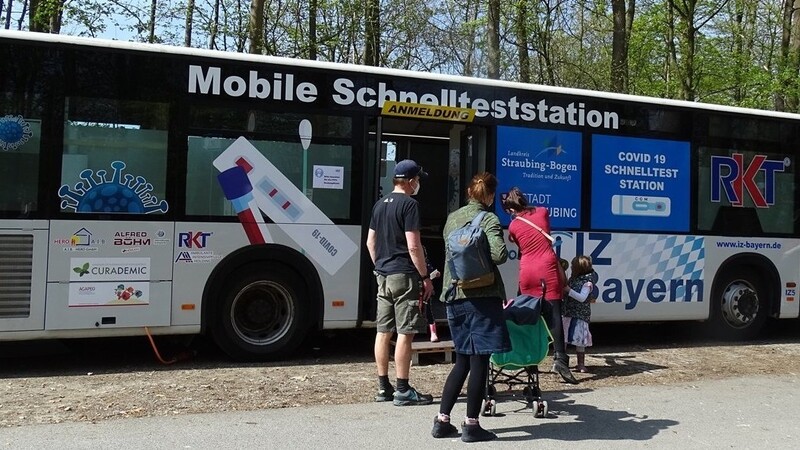 Vor dem Straubinger Tiergarten steht noch bis 9. Mai ein Corona-Testbus für Besucher bereit.