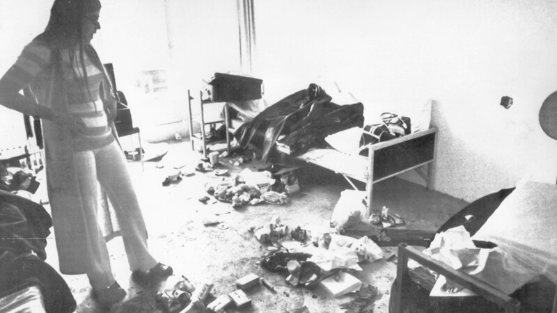 1972, München: Ankie Spitzer, die Witwe des von arabischen Terroristen ermordeten israelischen Fechttrainers Andre Spitzer, steht fassungslos in dem verwüsteten Raum des Münchner Olympischen Dorfes, in dem die Terroristen vier Tage zuvor neun israelische Sportler festhielten.