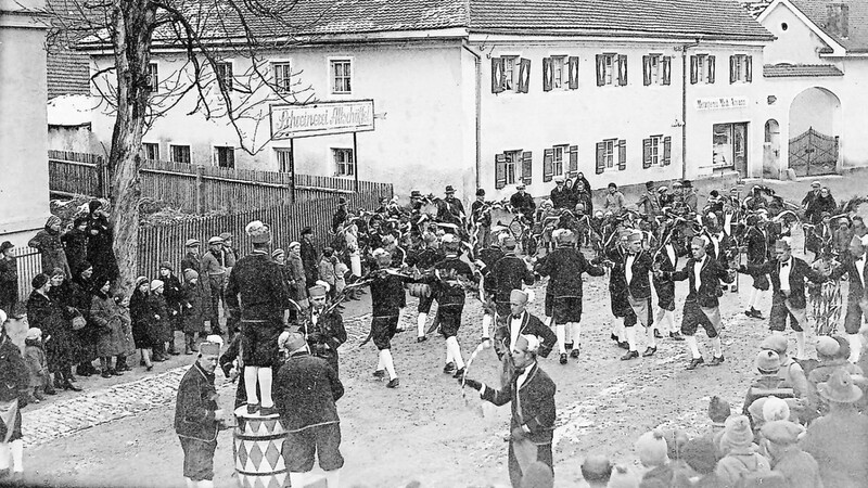 Das Bild zeigt eine Aufführung aus dem Jahre 1935 in der Hauptstraße bei der Metzgerei Amann und der Schreinerei Altschäffel.