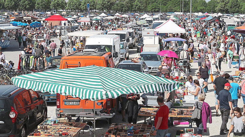 Das gewohnte Bild bei Niederbayerns größtem Flohmarkt war auch am Samstag zu sehen.