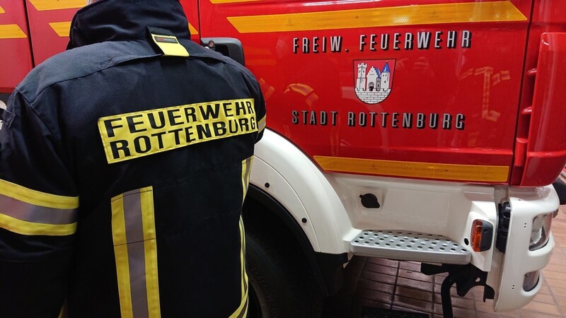 Die Atemschutzgeräteträger der Feuerwehren Rottenburg, Oberhatzkofen und Oberroning wurden mit neuen Schutzanzügen ausgestattet. Sie schützen die Ehrenamtlichen noch besser.