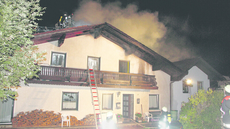 Bei dem Brand entstand laut ersten Schätzungen ein Schaden von rund 100.000 Euro.