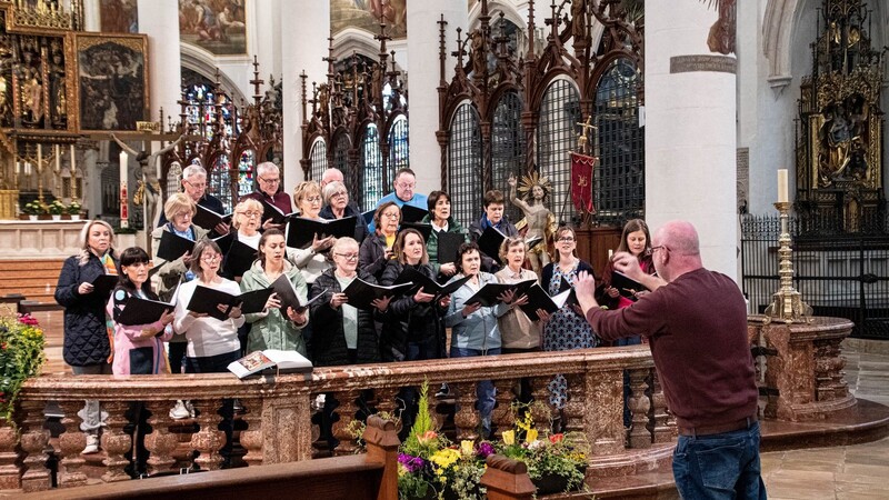 Der "Cathedral Choir" aus Tuam ist noch bis Dienstag zu Besuch. Am Samstag gestalten sie die Messe in der Karmelitenkirche.