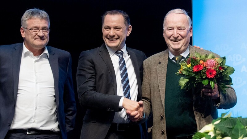 Alexander Gauland (r.) übergibt sein Amt als Parteivorsitzender an Tino Chrupalla (M.). Chrupalla führt die AfD künftig gemeinsam mit Jörg Meuthen. Gauland selbst ist nun Ehrenvorsitzender.