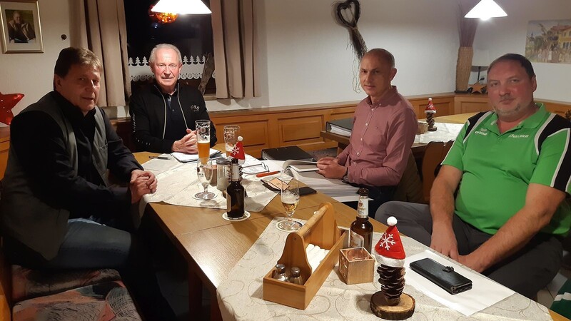 Hubert Lauerer (zweiter Vorstand seit 1991), Erhard Walter (erster Vorstand seit 2001) und Uli Dimpfl (Kassier und Schriftführer seit 1991) mit FC-Vorsitzendem Christoph Haimerl bei der Sitzung am Dienstagabend (von links).