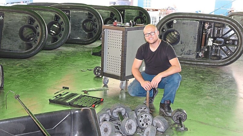 Reparieren, warten, durchchecken: Manuel Schneider hat jetzt beklemmend viel Zeit, seinen Autoscooter technisch auf Vordermann zu bringen.