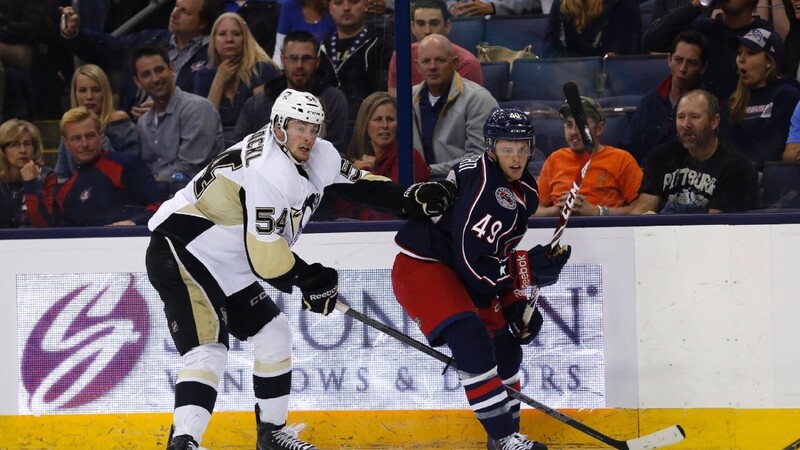 Tom Kühnhackl (links) hat mit seinen Pittsburgh Penguins die NHL-Playoffs erreicht.