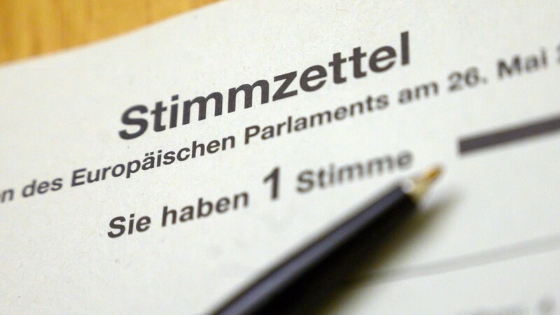 In einer Wahlkabine im Neuen Rathaus liegt ein Stimmzettel für die Briefwahl zur Europawahl am 26. Mai 2019.