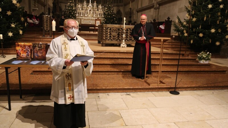 Bischof Rudolf Voderholzer überreicht die Ernennungsurkunde an Monsignore Augustin Sperl.