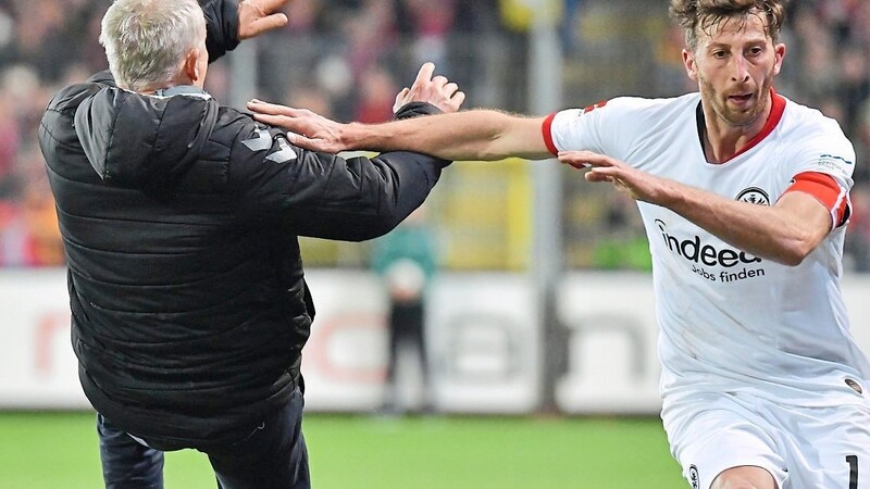 IM VOLLEN LAUF zu Boden gecheckt hat der Frankfurter David Abraham den Freiburger Trainer Christian Streich im jüngsten Bundesliga-Spiel.
