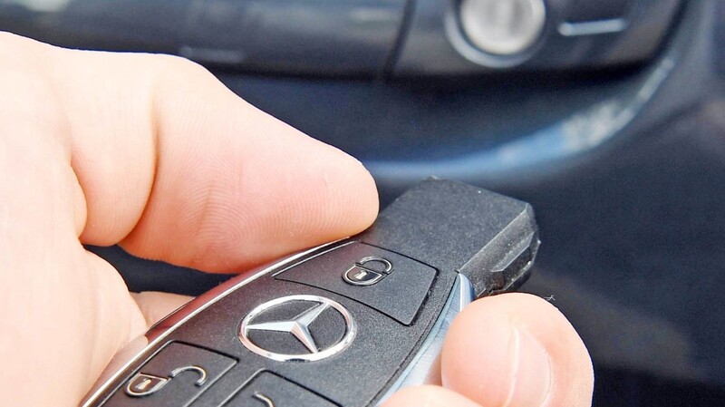 In Wenzenbach wurde in der Nacht auf Mittwoch ein 70.000 Euro teurer Mercedes gestohlen. (Symbolbild)