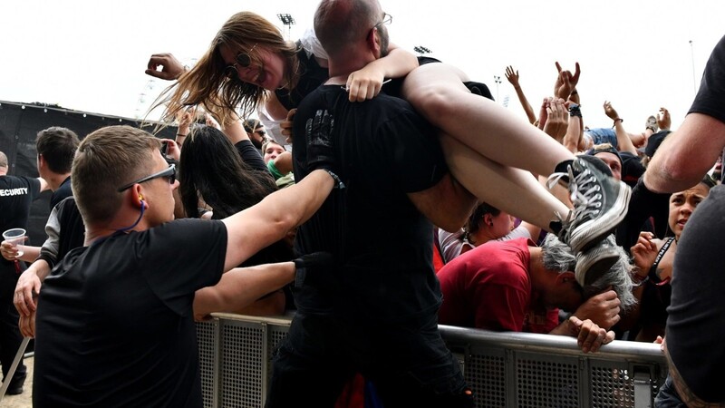 Beim Auftritt der Metal-Band "Bullet for my Valentine" waren schnell die "Pommesgabeln" in der Luft und Konzertbesucher versuchten sich im "Crowdsurfing".