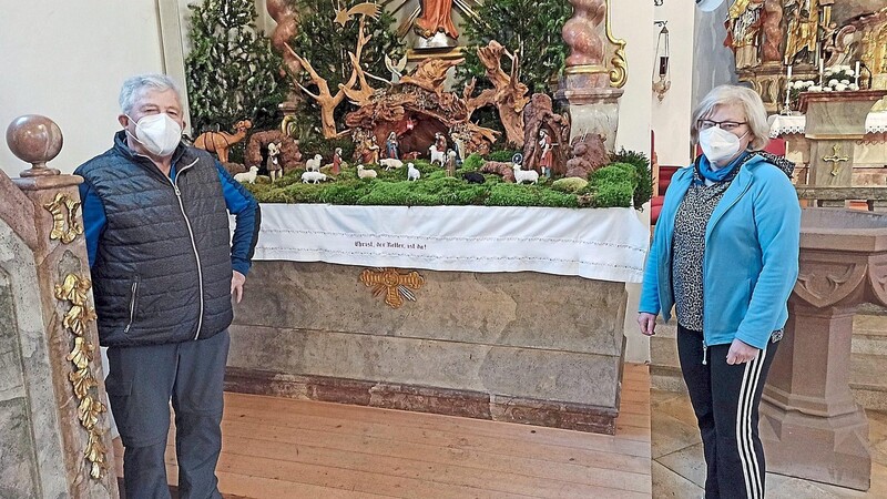 Vor zirka 40 Jahren hat Rudolf Kolbeck Krippenfiguren auf dem Dachboden der Dreifaltigkeitskirche gefunden; mit ihnen sowie mit Wurzeln, Moos & Co. hat er eine einzigartige Christi-Geburtslandschaft geschaffen; rechts im Bild Kirchenschmückerin Juliane Bauer, die ihm seit Jahren assistiert.