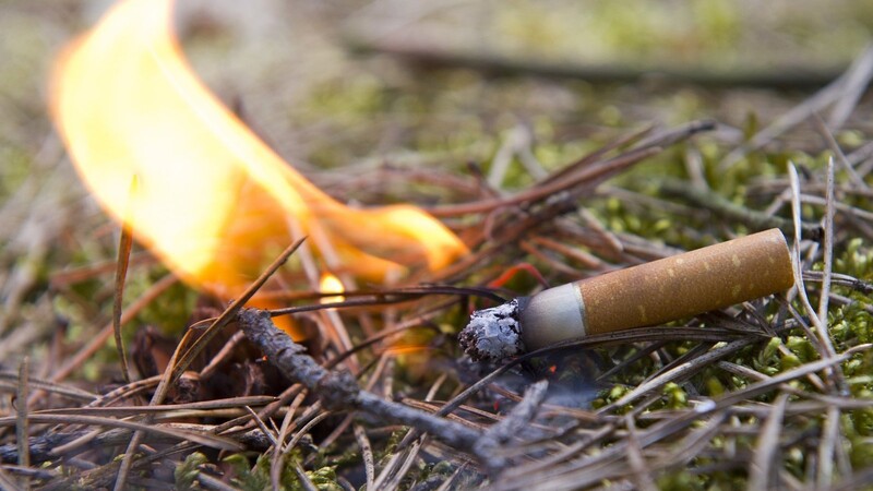 Ein Zigarette könnte das Feuer am 19. Juli in Postau entfacht haben. (Symbolbild)