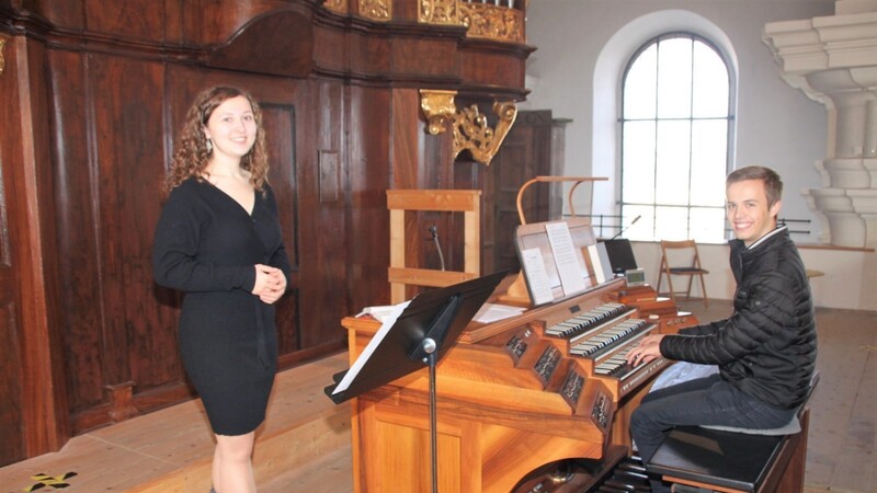 Emma Balda und Lukas Salzberger gestalteten den Festgottesdienst musikalisch.