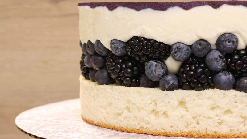Der Waldbeer-Cheesecake besteht aus mehreren Schichten. Der Fruchtspiegel kommt ganz zuletzt.